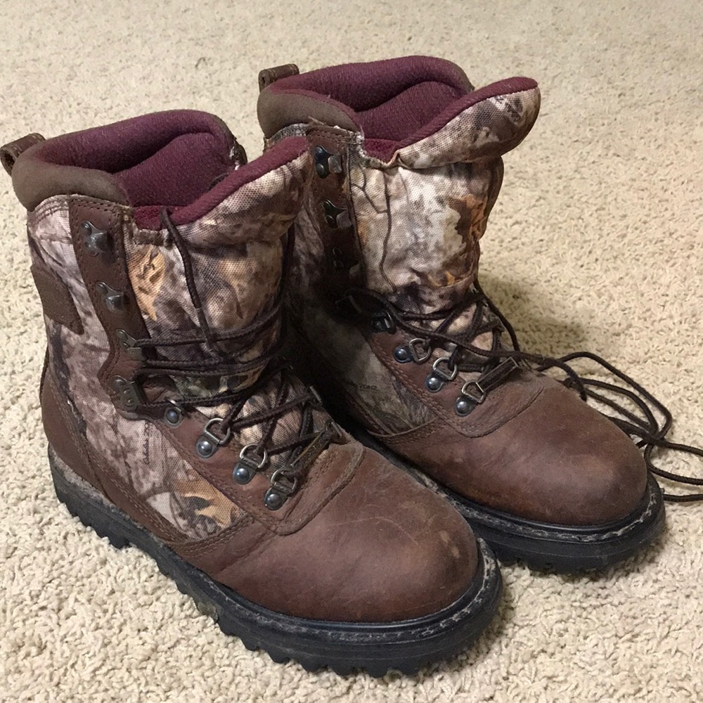 Size 5 winter thinsulate camouflage hunting boots.